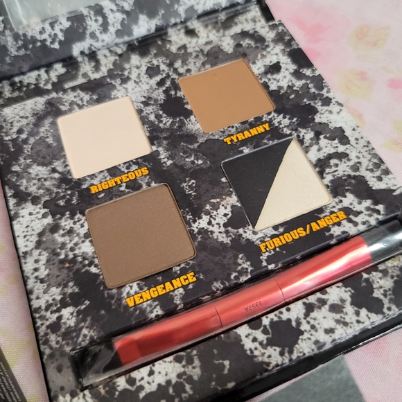 NEVER USED Limited Edition Pulp Fiction palette from Urban Decay - Picture 3 of 5